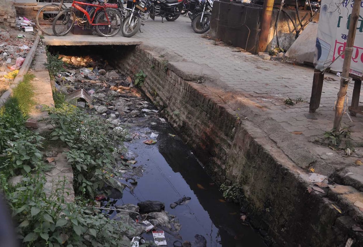 नाले की गंदगी बनी परेशानी का सबब