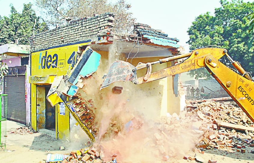 bees dukaane dwast kar avaidh kabjaa haaaya