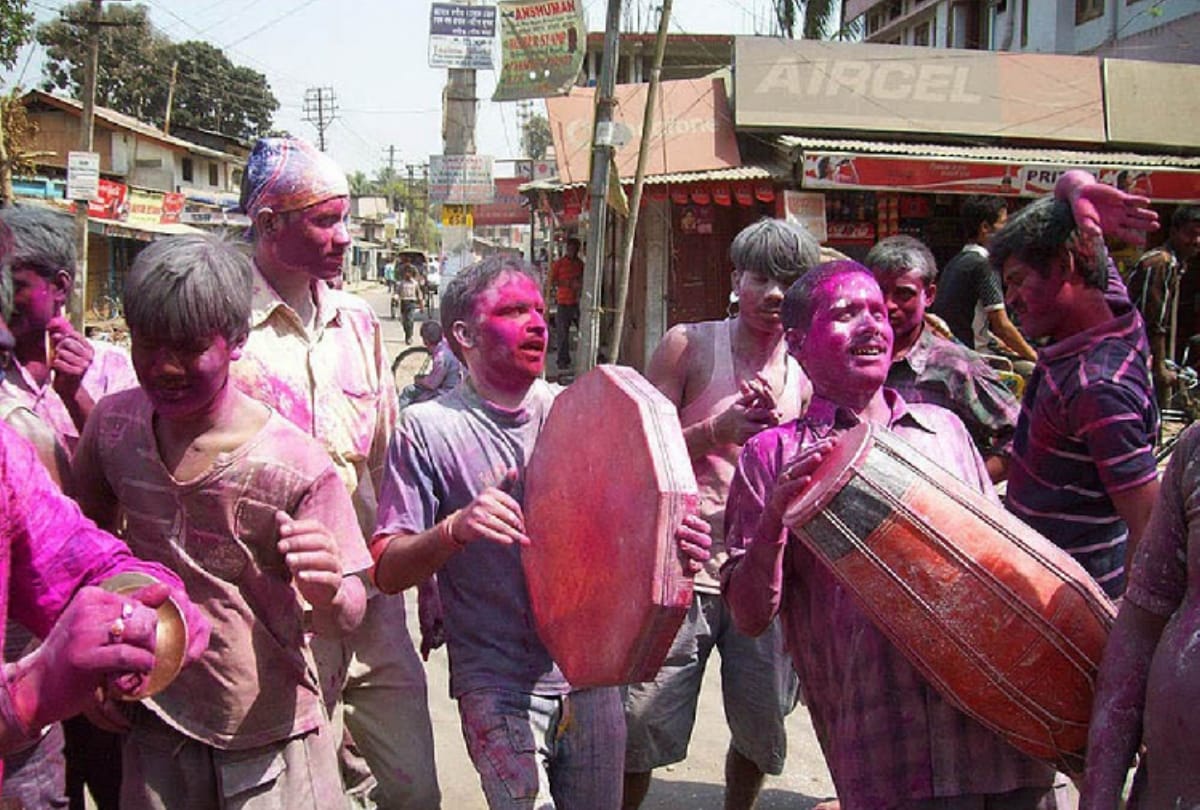 see the different colours of holi
