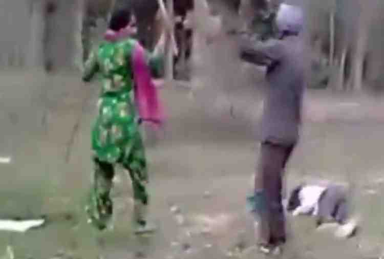 Woman saves her husband beaten up by a group of men in Yamuna Nagar