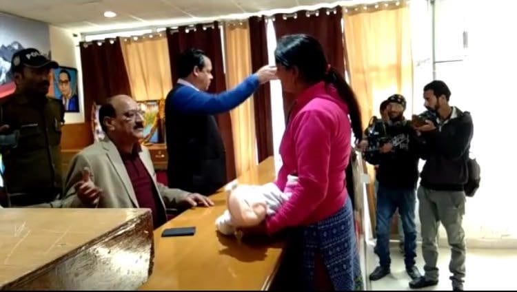 mother left syndrome affected child on minister darbar