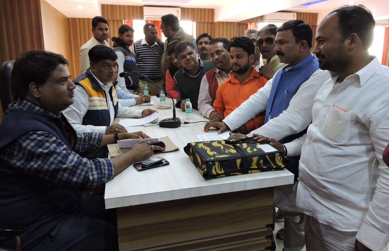 सभासदों ने चेयरमैन, ईओ को घेरा