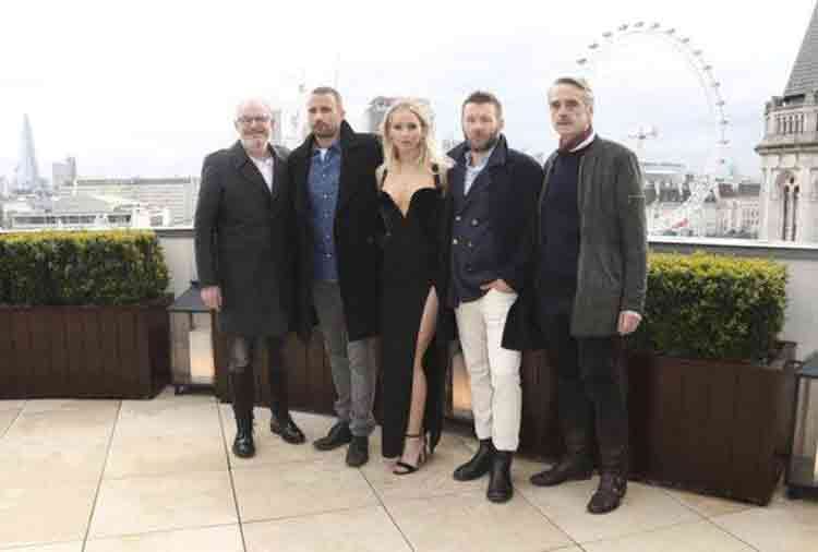 oscar winner actress jennifer lawrence wear bold dress in cold weather people troll   her