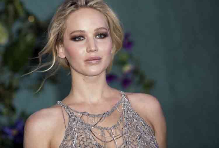 oscar winner actress jennifer lawrence wear bold dress in cold weather people troll   her