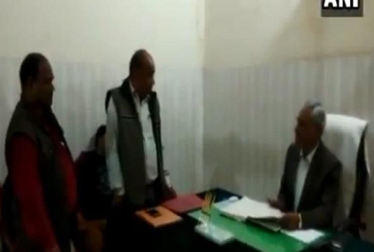 Uttar pradesh's Saharanpur District Magistrate threatens Panchayat executive officer
