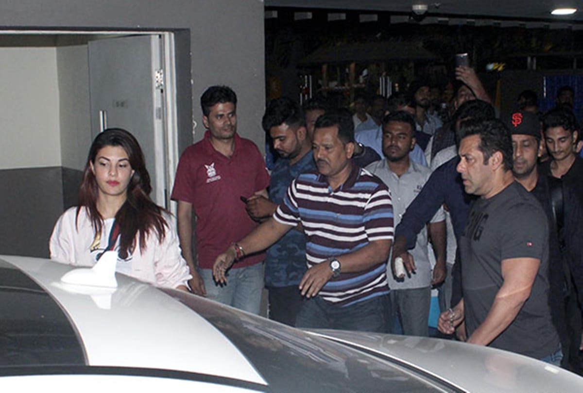 Salman Khan and Jacqueline Fernandez spotted at mumbai airport after race-3 shooting