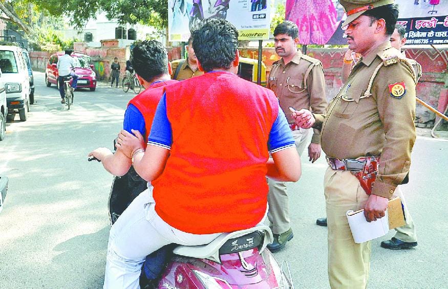 agra police action taken on traffic rules breakers