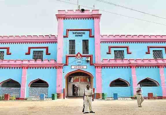 prisoner climbes on tree at varanasi central jail