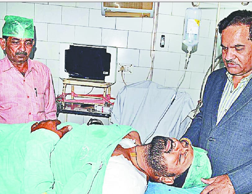 pradhaan ke bete par humlaa