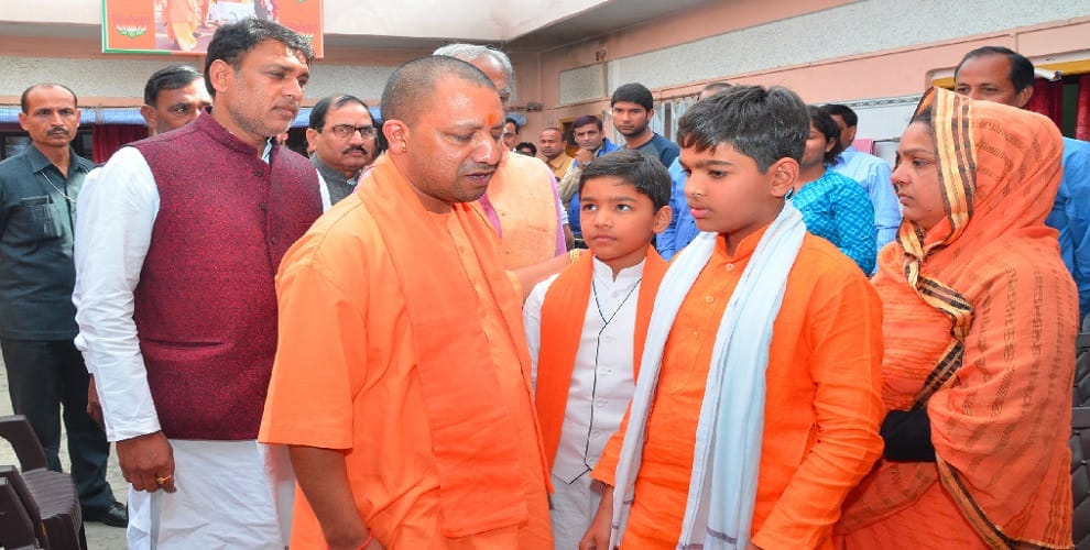 CM Yogi reached Alampuri to pay tribute to Lokendra Chauhan, consoled the family