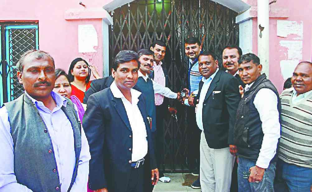 Lawyers exhibit lock in registry office