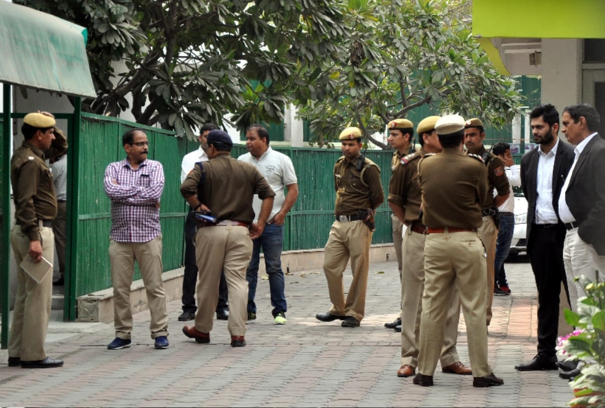 delhi chief secretary assault: delhi police told the real reason behind the raid at cm home