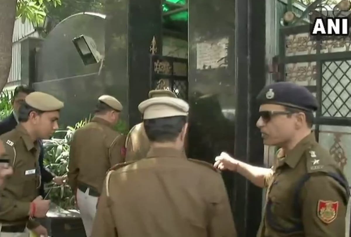 delhi chief secretary assault: delhi police reaches kejriwal residence he sisodia may interrogate