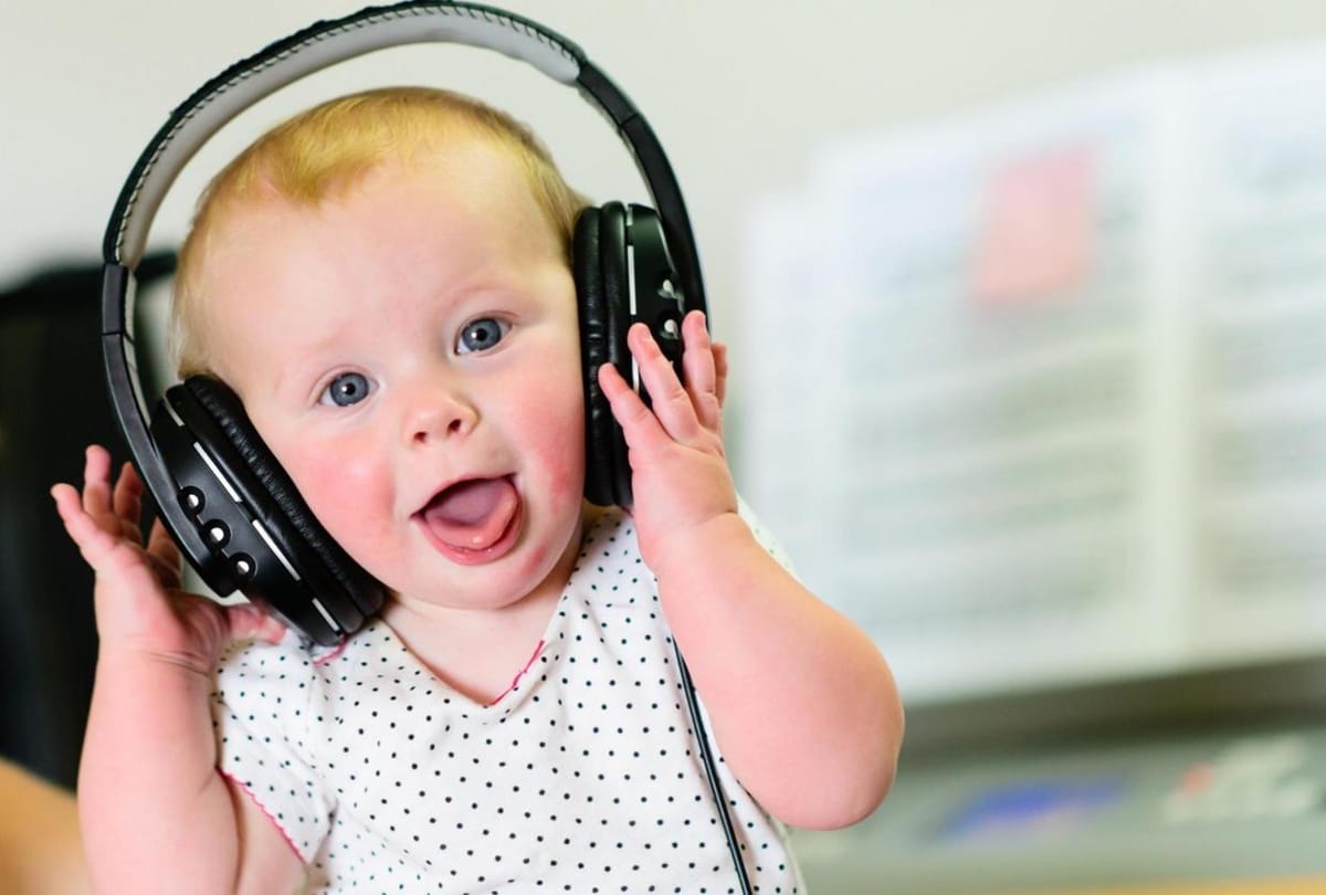 US radio presenter gives birth live on air