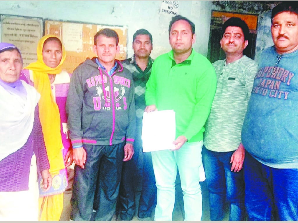 ई रजिस्ट्रेशन फार्म के चक्कर में भटक रहे लोग