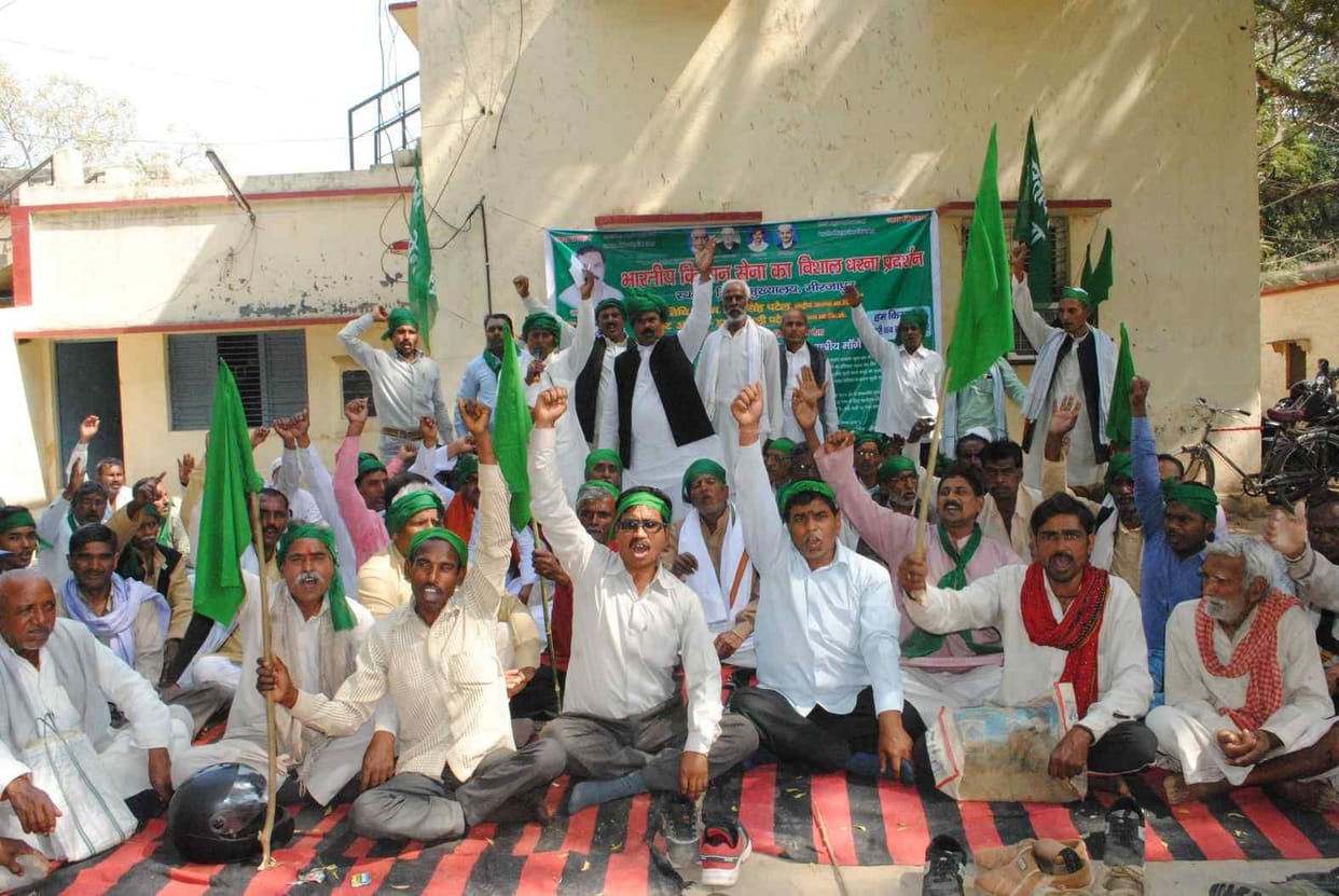 मुख्यालय पर धरना दे किसानों के हक के लिए भरी हूंकार
