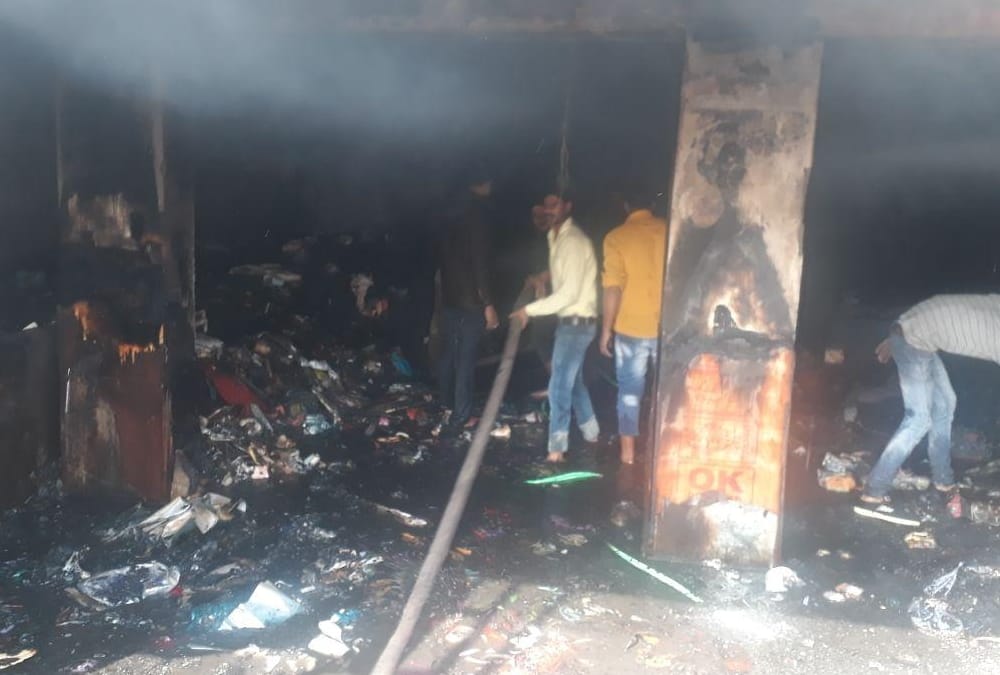 fire broke out in a show room in banthara.