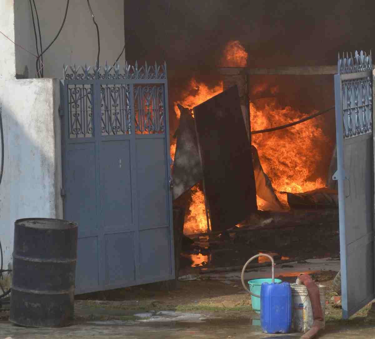 Fire in mobil godown in azamgarh