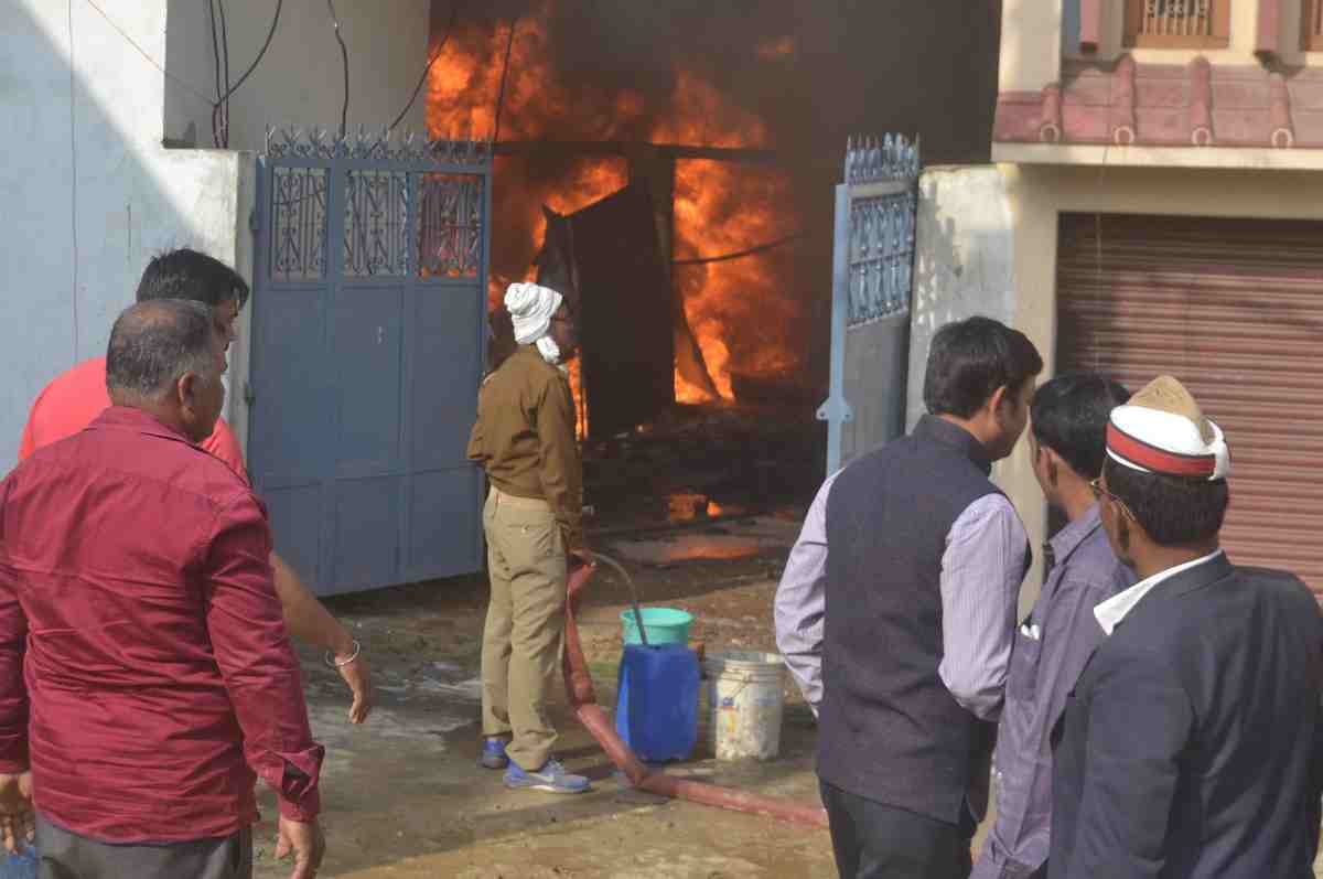 Fire in mobil godown in azamgarh
