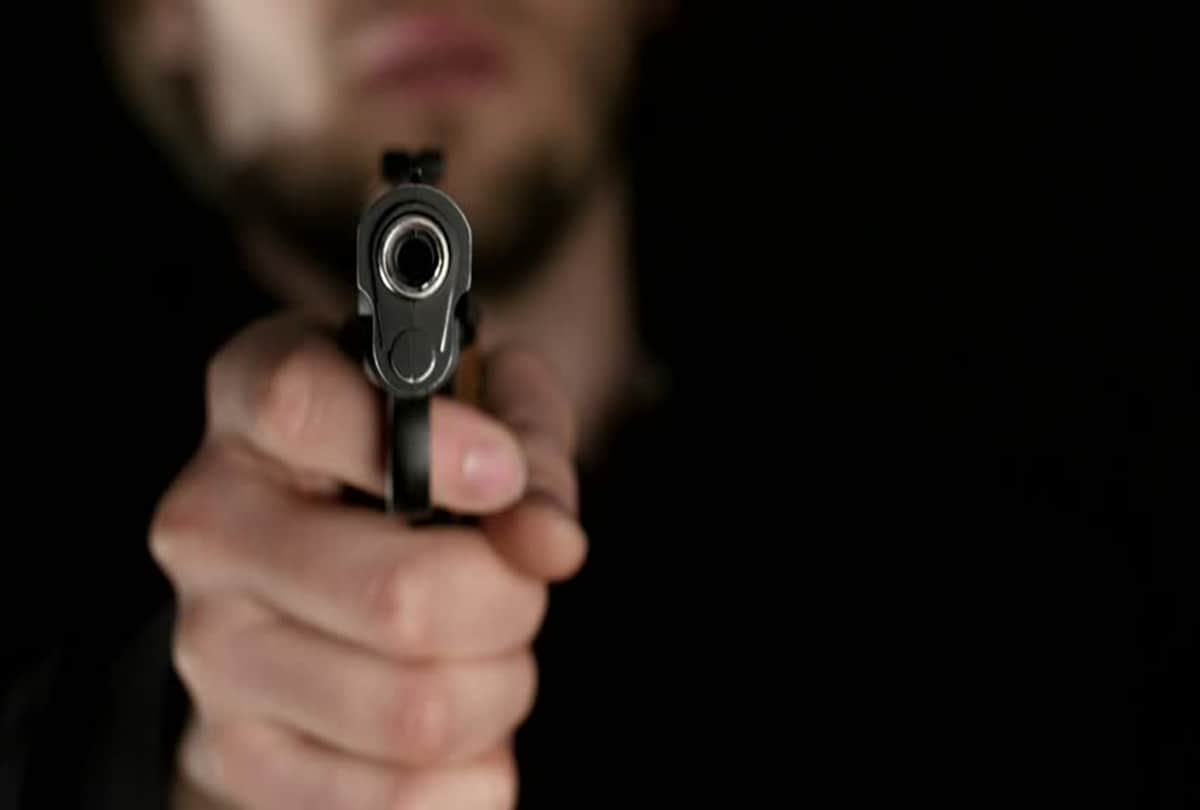 Bhartiya kisan union leader live on social media with gun in lucknow