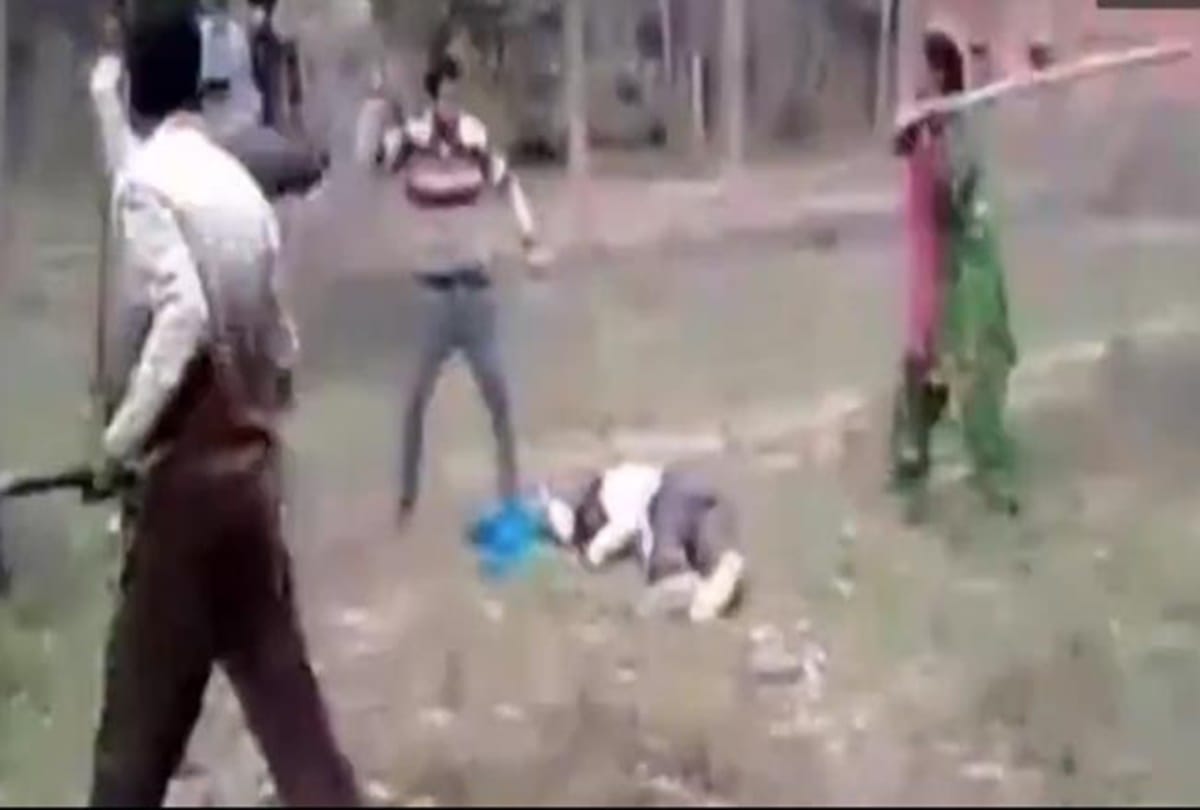 Haryana Yamuna Nagar wife saves her husband who was being beaten by group of men  