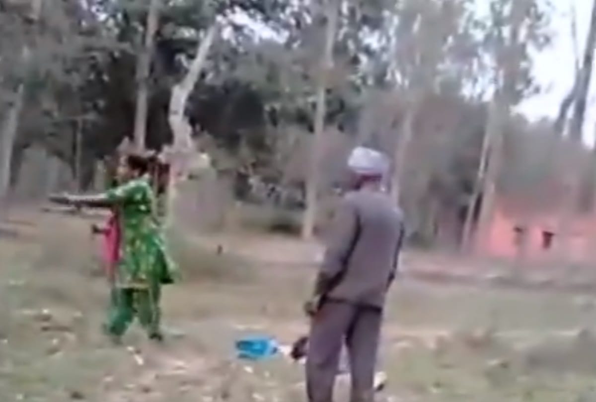Haryana Yamuna Nagar wife saves her husband who was being beaten by group of men  
