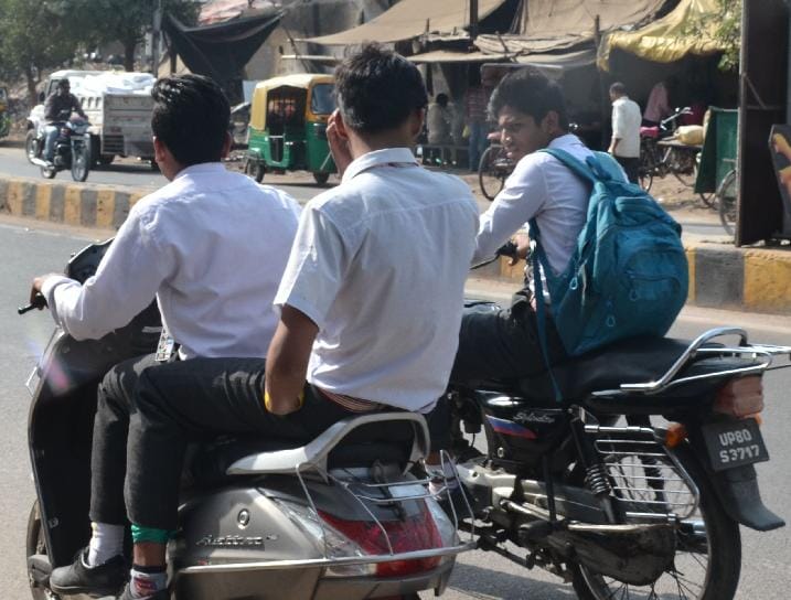 agra action on bikers without helmets by police 