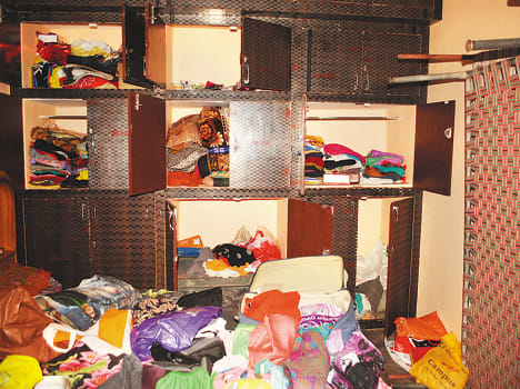 Police lock up lock of five lakh rupees