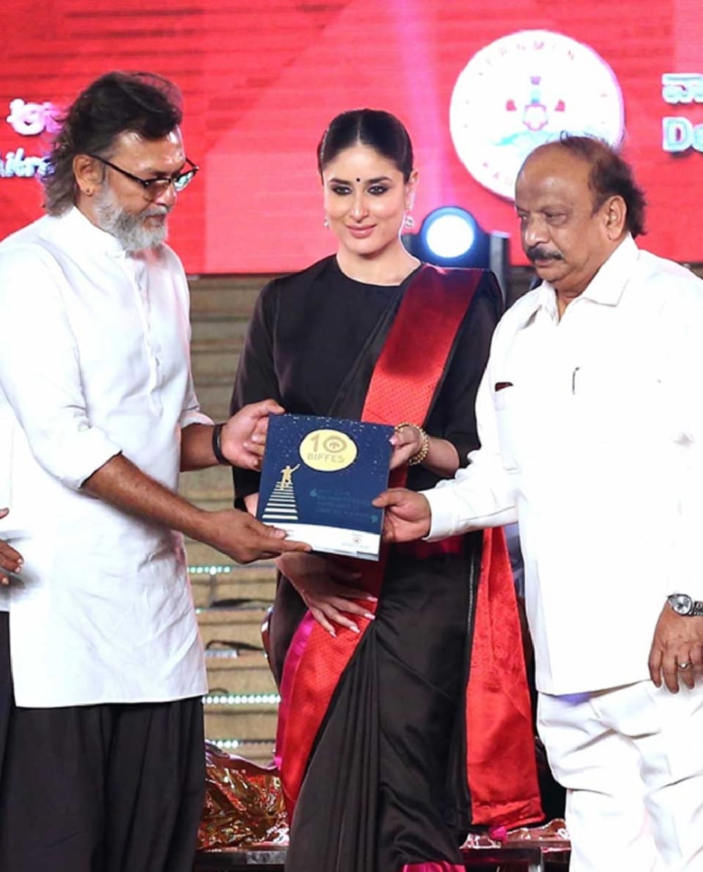 Kareena Kapoor Khan looks stunning hot as she inaugurates the Bengaluru International Film Festival