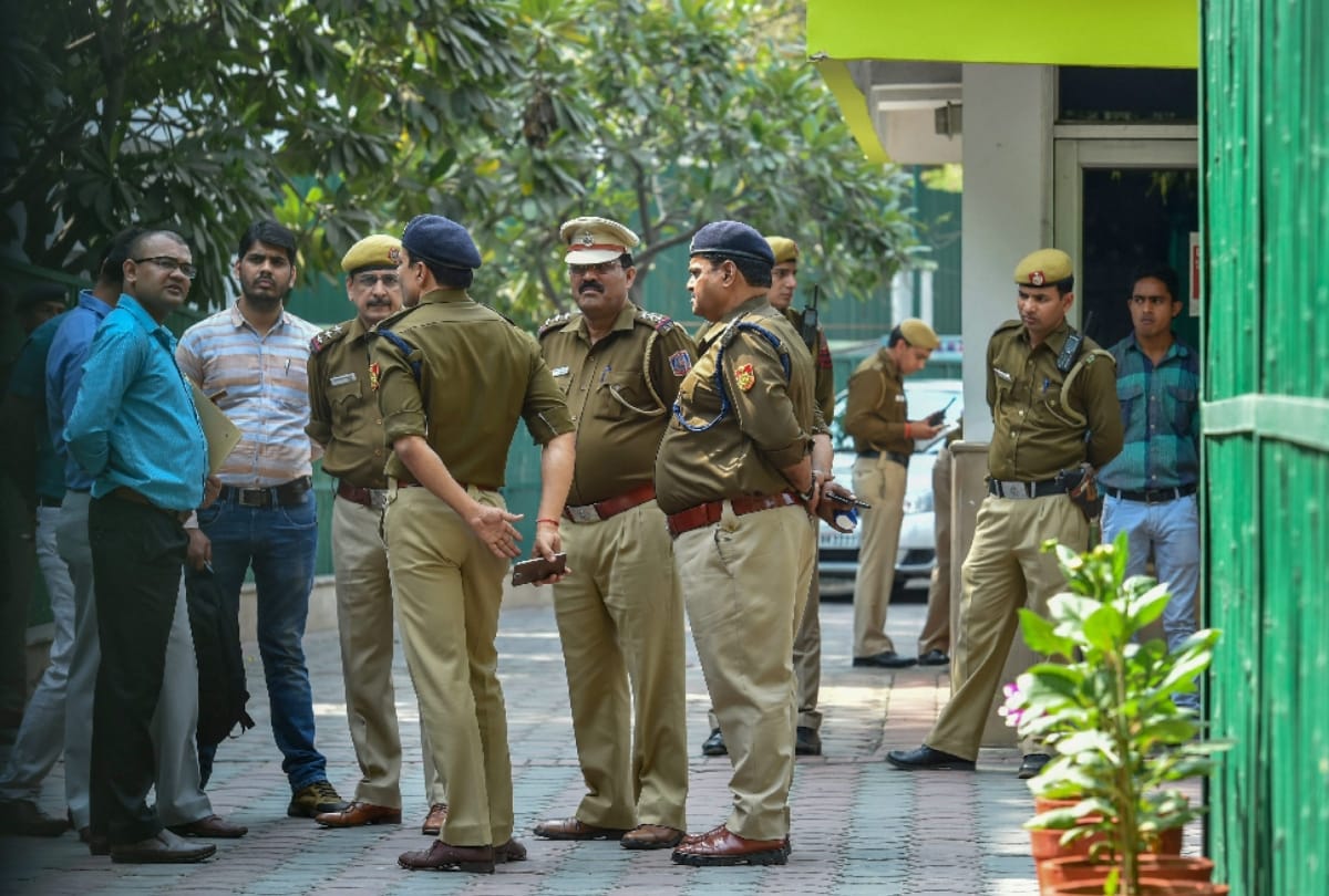 delhi police reaches kejriwal residence to quiz him in chief secretary assault case, all update