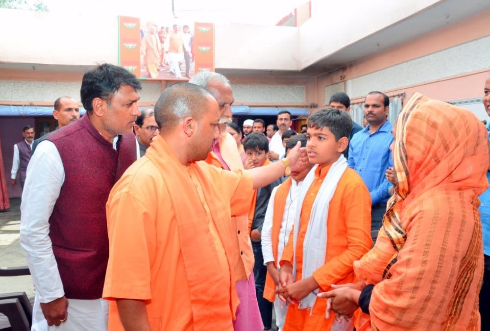 yogi adityanath meets to mla lokendra singh's family.