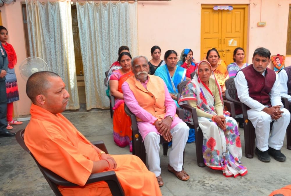 yogi adityanath meets to mla lokendra singh's family.