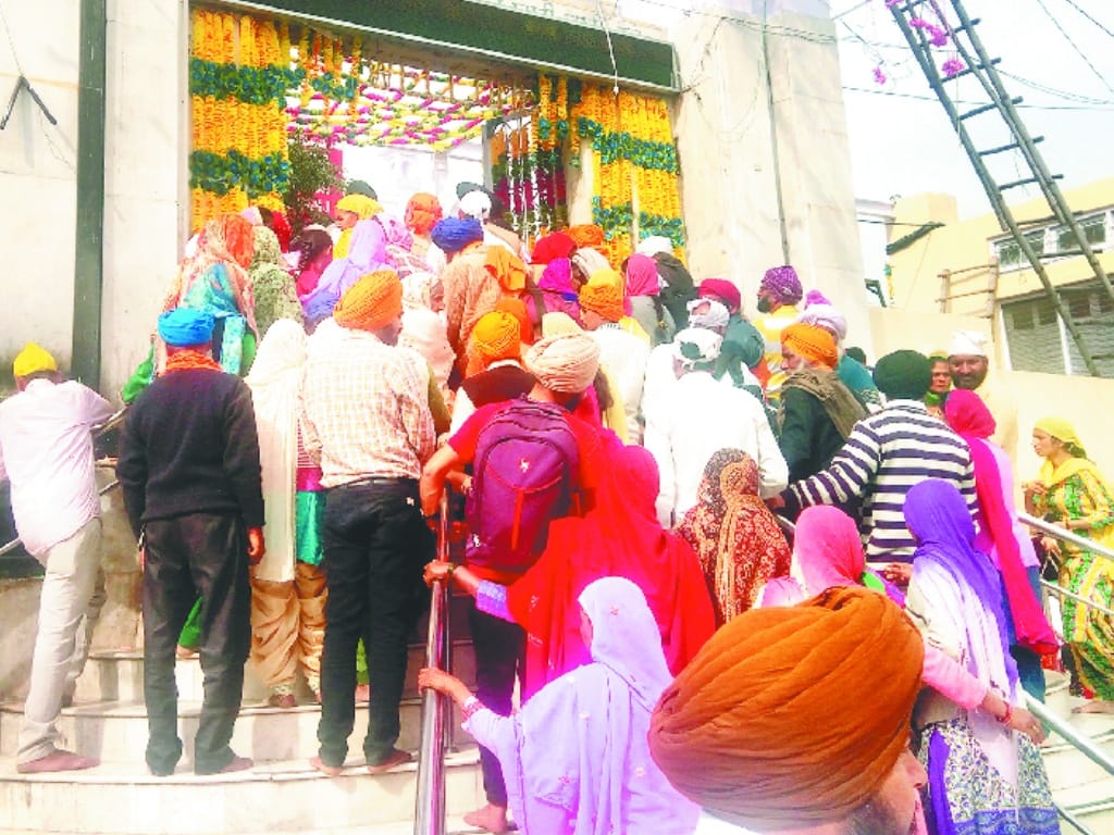 मैड़ी में हजारों श्रद्धालुओं ने नवाया ने शीश