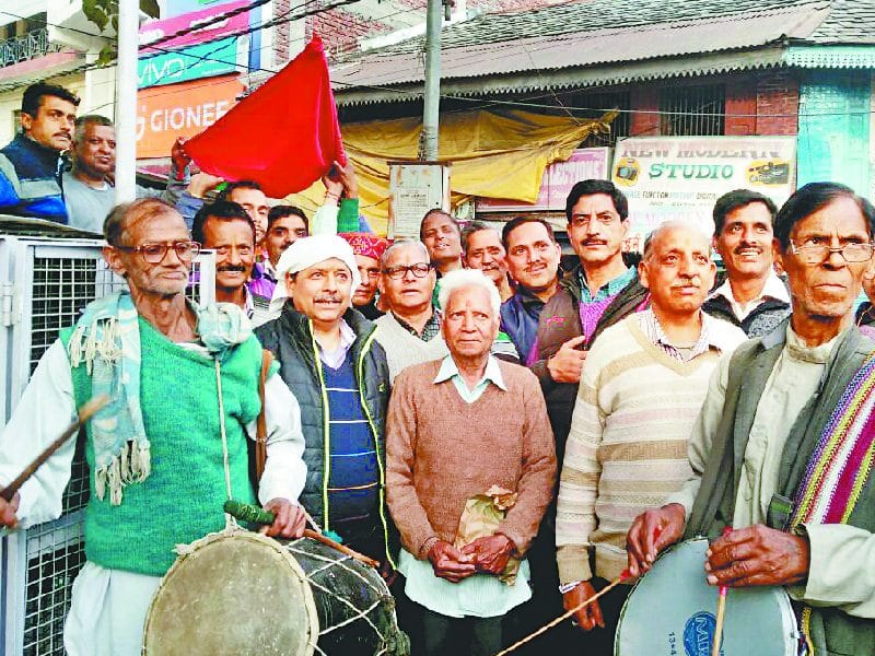होली उत्सव को लेकर निभाई झंडा रस्म