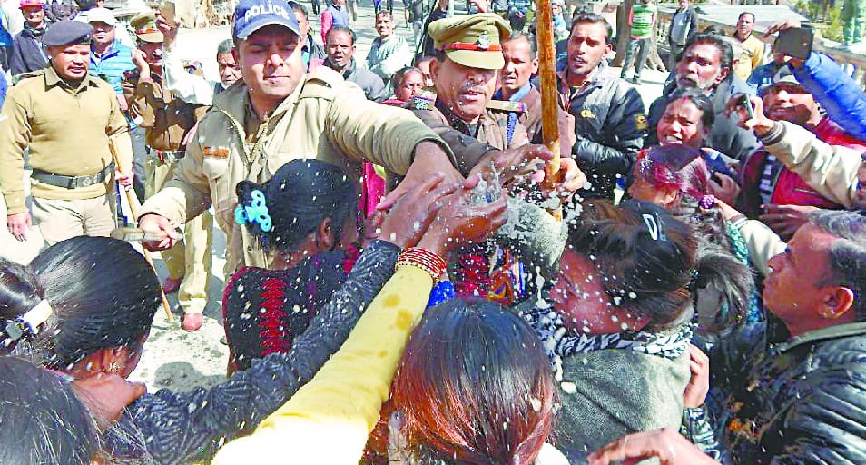 Women stuck in Eo, from pant park to police station