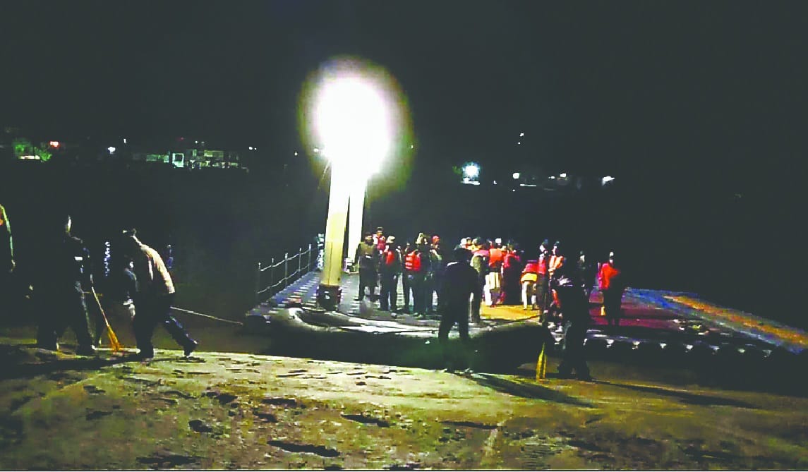 DM And 35 pilgrims stuck in ganga Floating platform