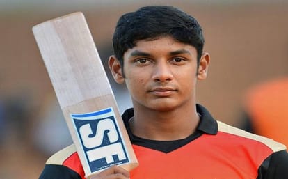 sunrisers hyderabad fined one thousand rupees on Ricky Bhui over singing