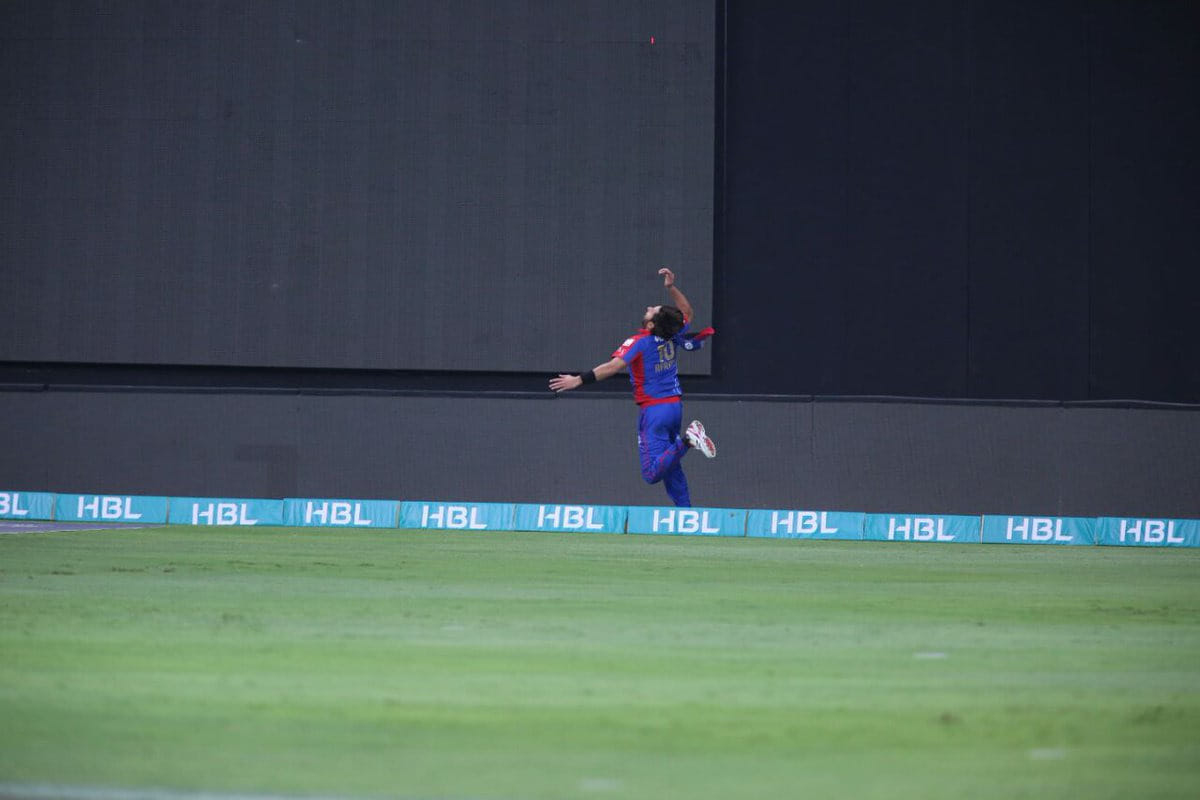 shahid afridi take a super catch in psl 2018