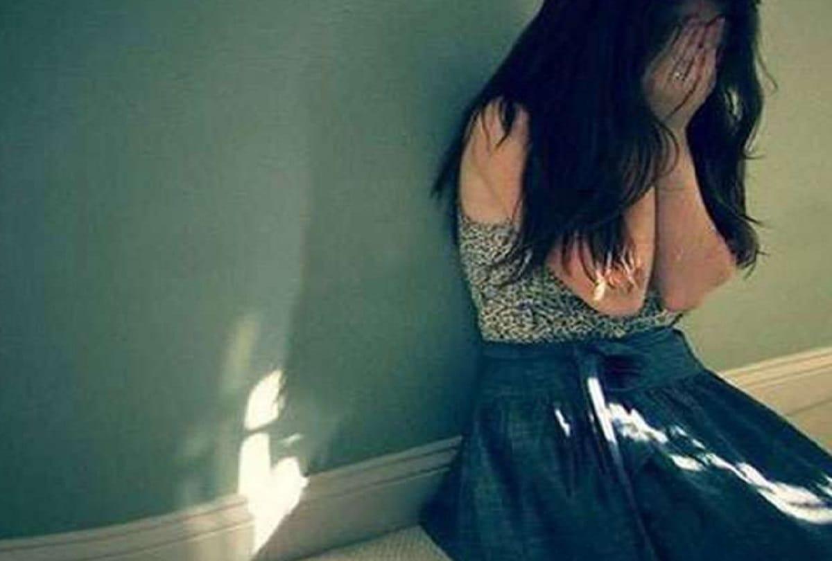 School girl jumped off the roof to save her honor