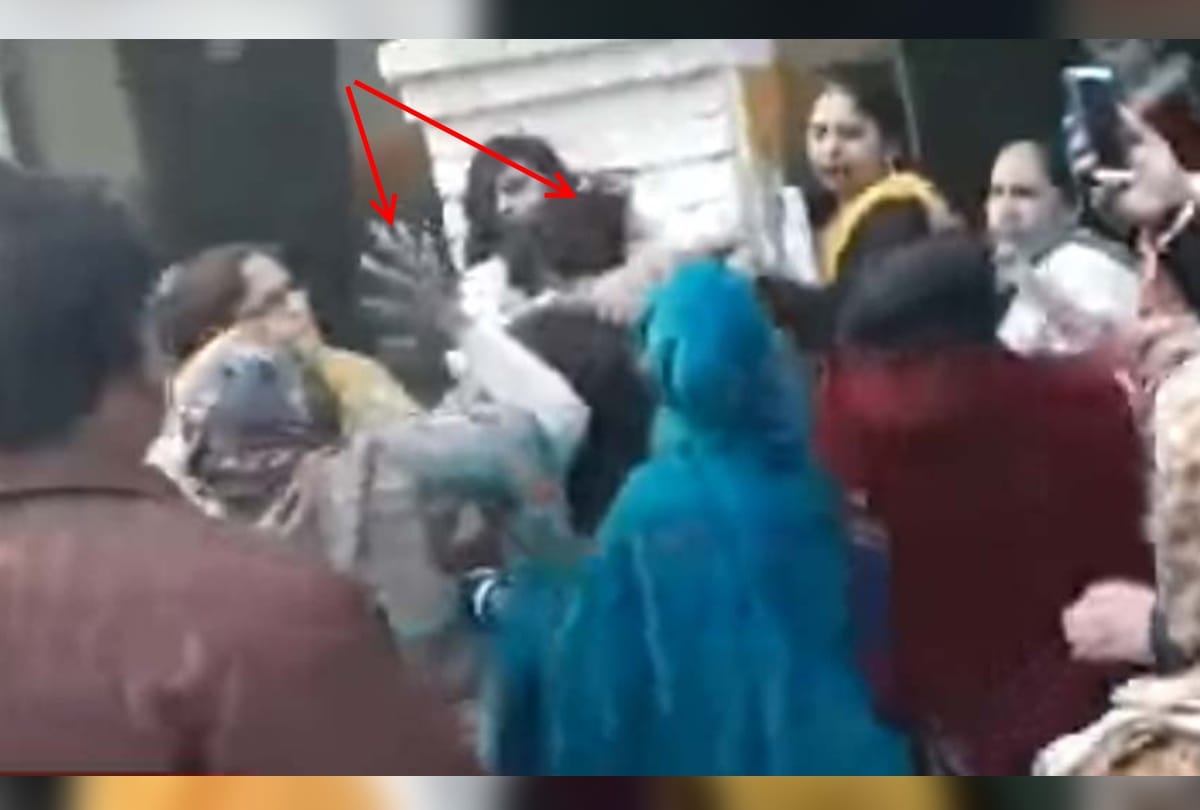 parents of school kid in delhi reaches school and beaten women teacher torn their clothes