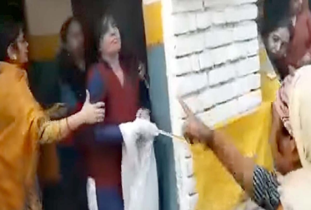 parents of school kid in delhi reaches school and beaten women teacher torn their clothes