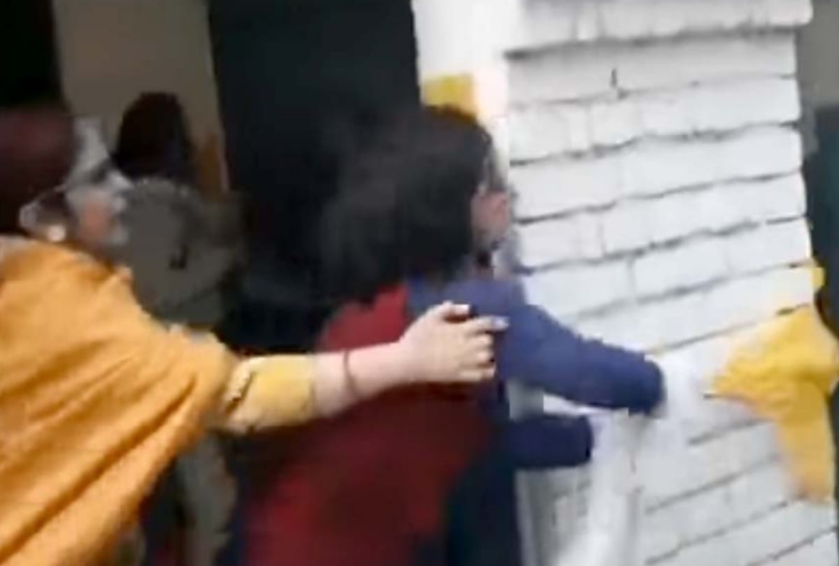 parents of school kid in delhi reaches school and beaten women teacher torn their clothes