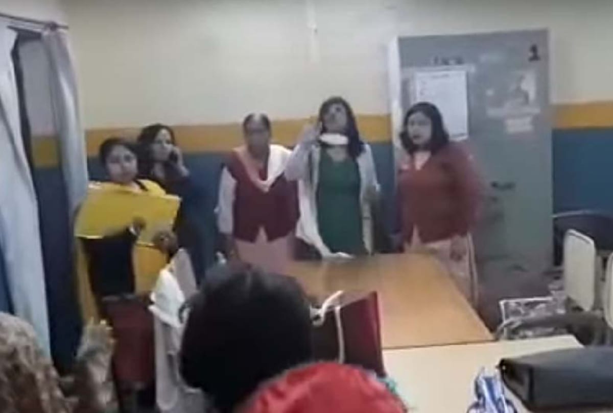 parents of school kid in delhi reaches school and beaten women teacher torn their clothes