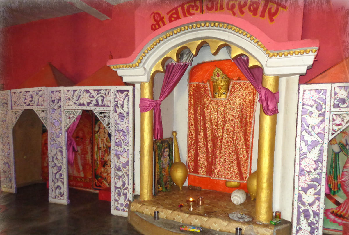 होली की तैयारियों के दौरान मंदिर की सजावट