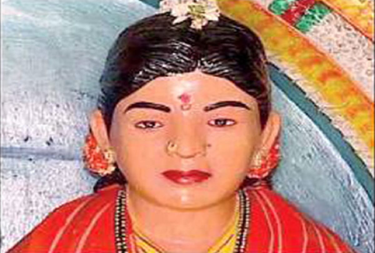 Karnataka farmer builds temple of love worships wife before 12 year
