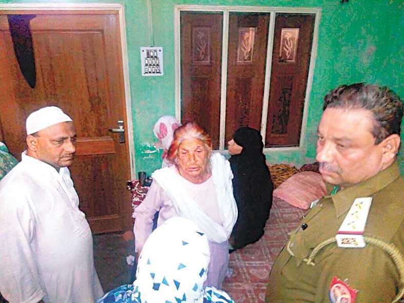 two lac loot from women