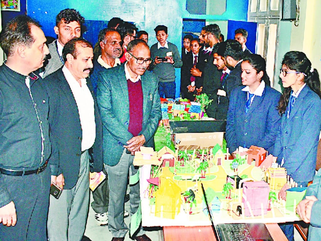 प्रदर्शनी में दिखाया अपना हुनर