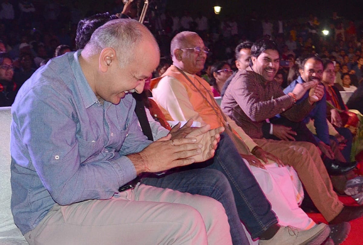 when kejriwal and rahul shares stage manish sisodia laugh out loud at youth festival