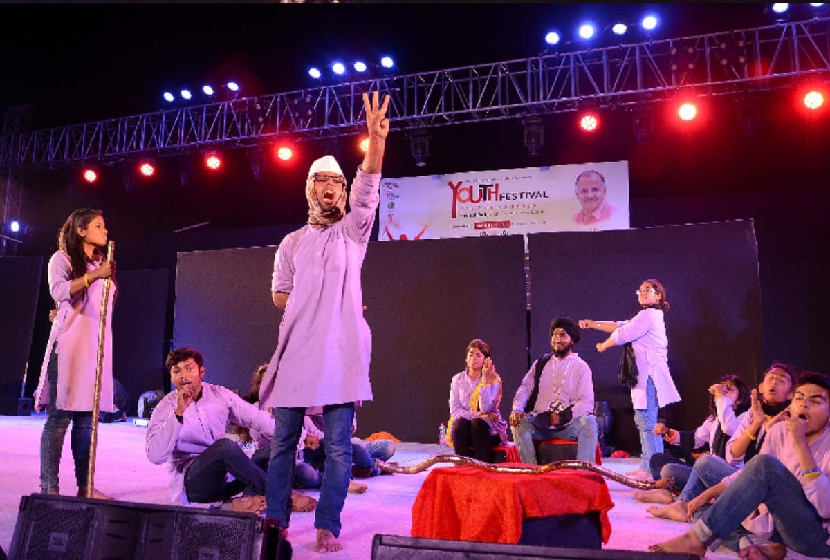 when kejriwal and rahul shares stage manish sisodia laugh out loud at youth festival