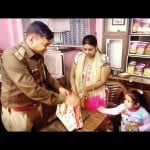 महिला का बैग जांचती पुलिस।